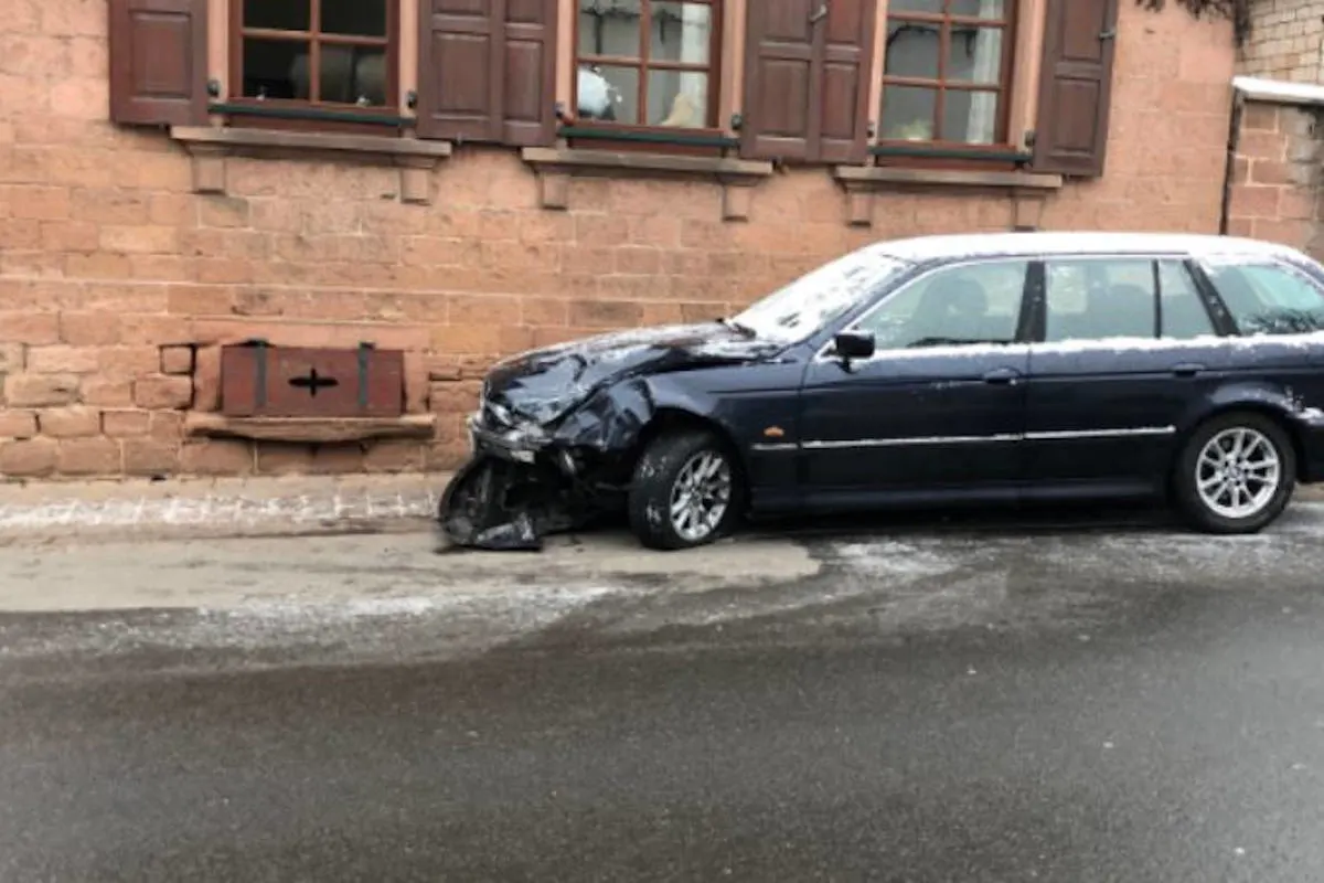 Hainfeld – Gegen geparktes Auto gerutscht und abgehauen