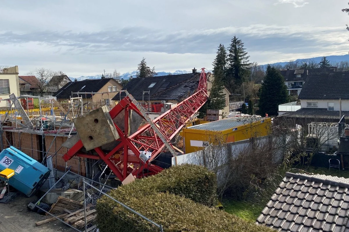 Meilen ZH - Baukran stürzt auf Wohnhaus! 