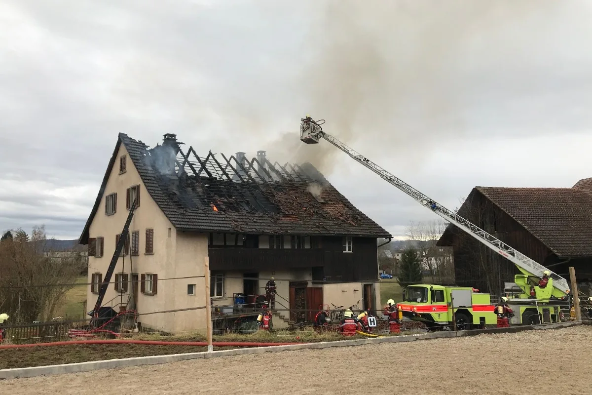 Grossbrand in Uster ZH - Wohnhaus auf Bauernhof komplett ausgebrannt - Pferde gerettet