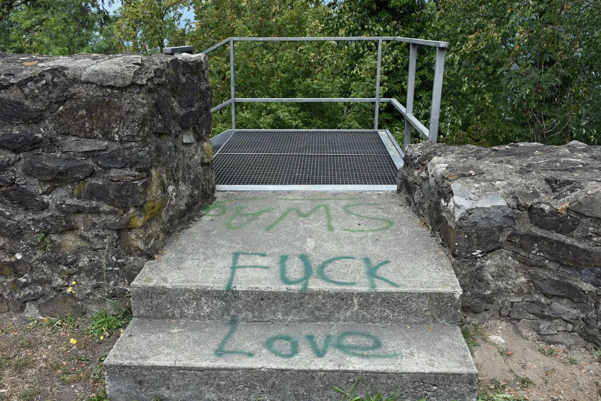Schellenberg FL - Sprayereien bei Burgruine