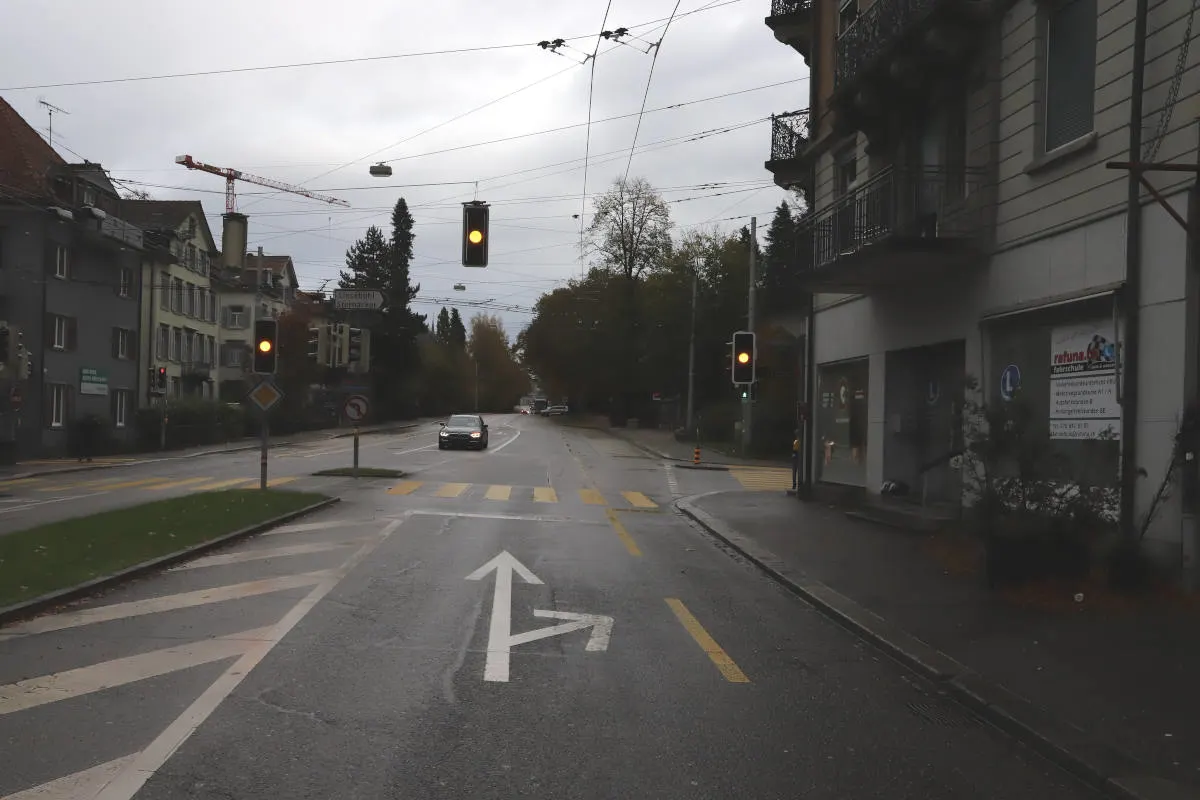 St.Gallen SG - Lernfahrerin verletzt sich bei Sturz mit Roller