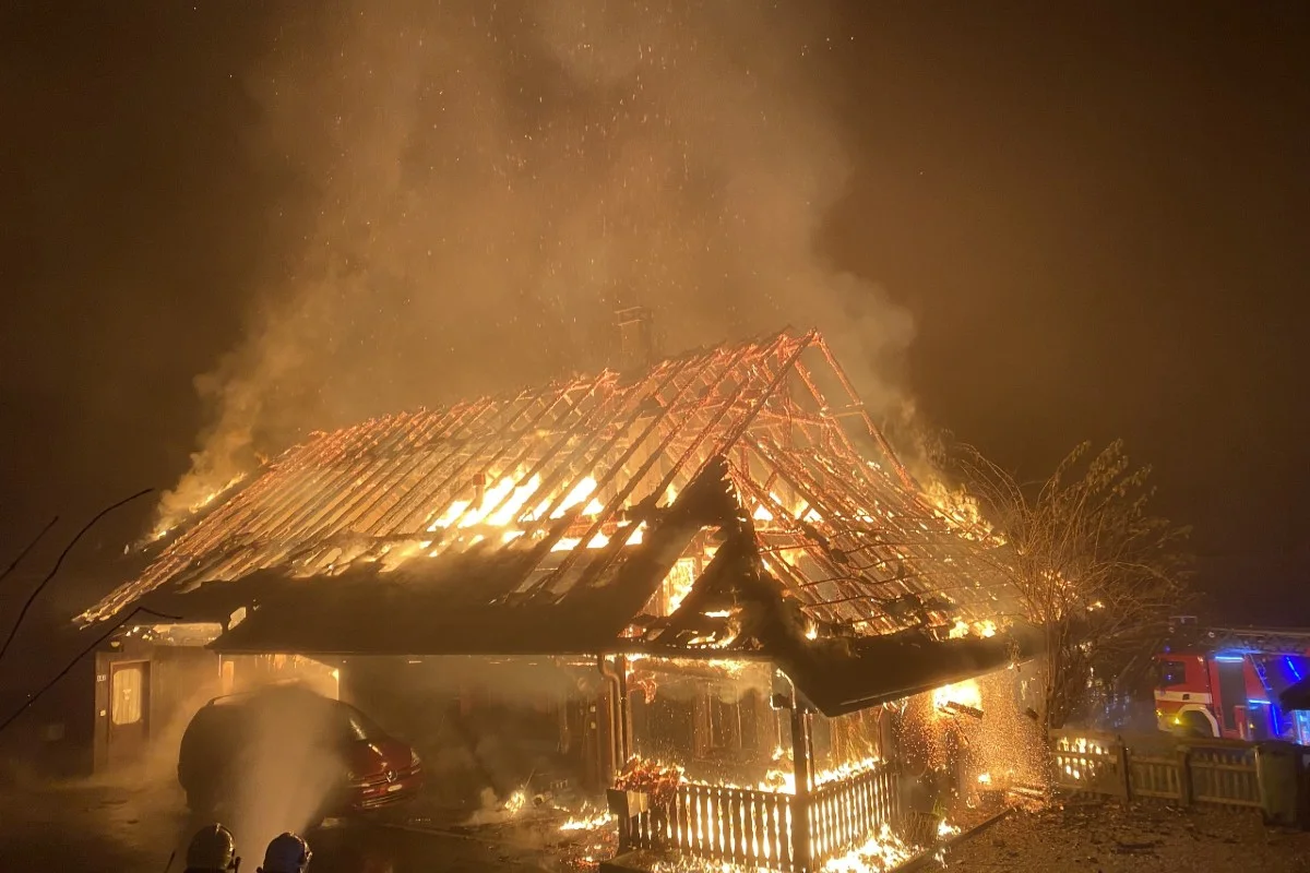 Vordemwald AG - Bewohntes Haus wird von den Flammen zerstört
