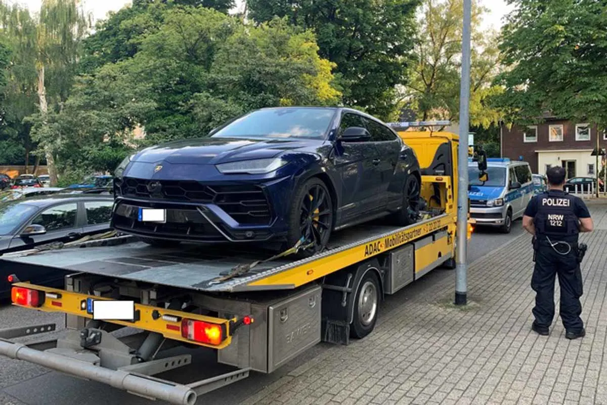 Mülheim an der Ruhr - Polizei stellt Lamborghini und Führerschein sicher