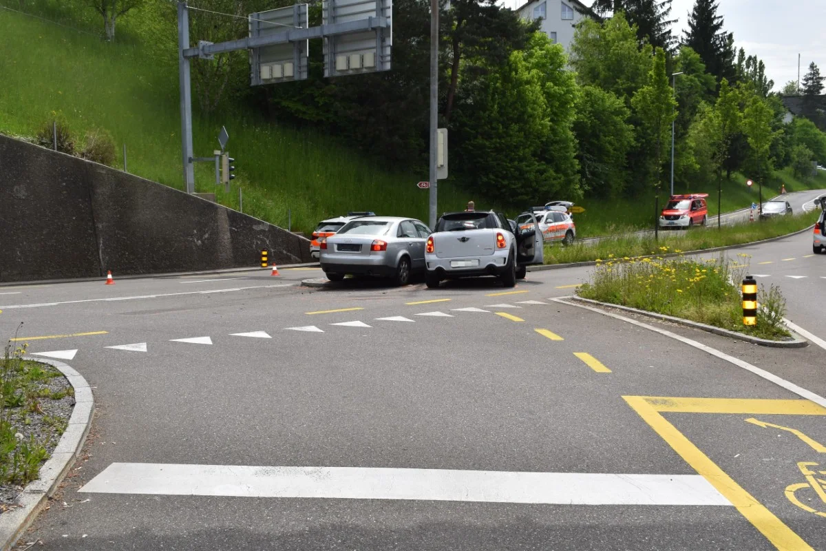 Unfall in Herisau TG fordert zwei Verletzte und zwei Totalschäden