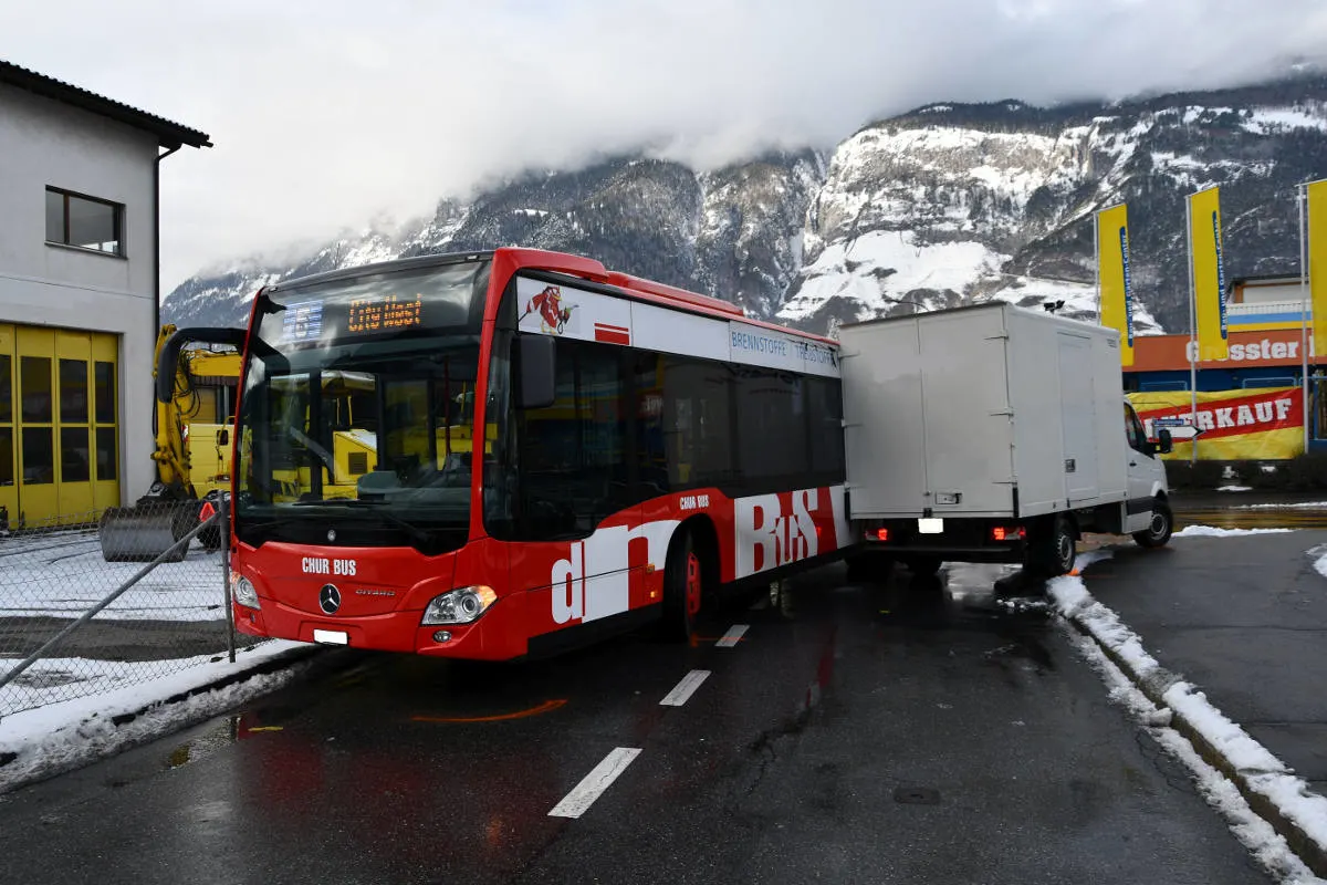 Chur GR - Streifkollision zwischen Lieferwagen und Bus