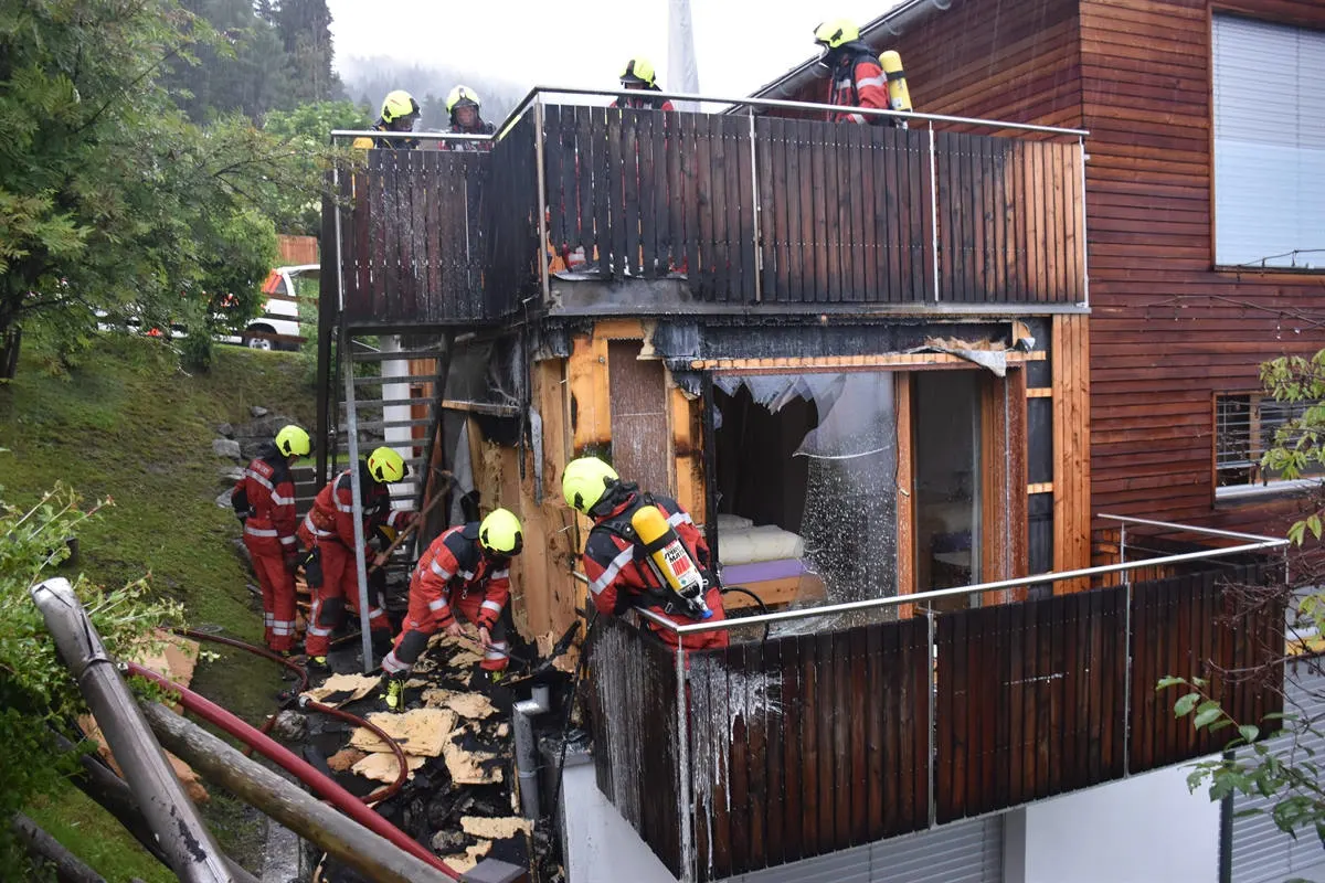 Brigels GR – Grosseinsatz der Feuerwehr bei Fassadenbrand