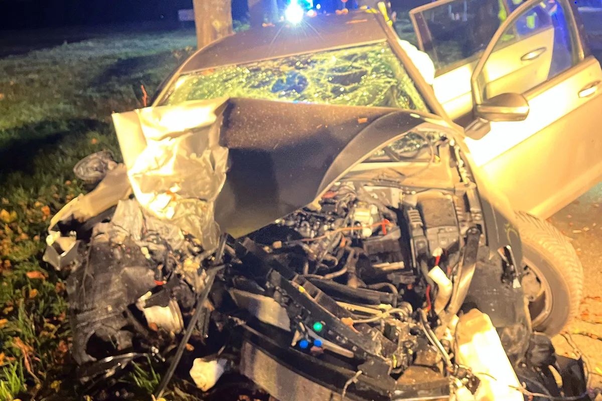 Senden NRW – Fahrer (38) prallt gegen Baum und wird schwer verletzt
