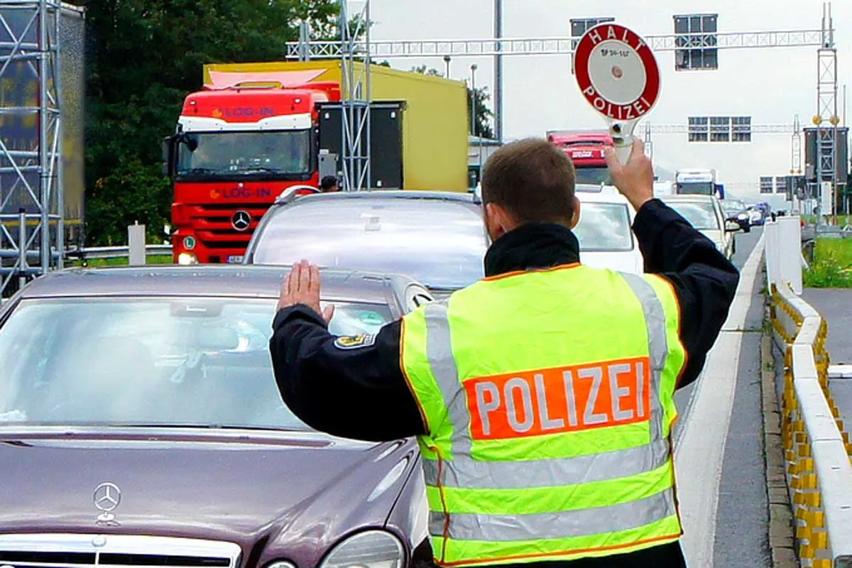 Rosenheim - Autohändler wegen Schleusungsverdachts festgenommen - Bei Autoüberführung nach Deutschland Migranten mitgenommen