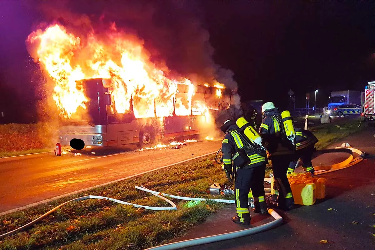 Grossbrand in Sonsbeck - Bus brennt vollkommen aus