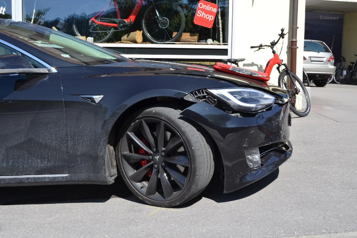 Herisau AR - Kollision zwischen Tesla und Peugeot