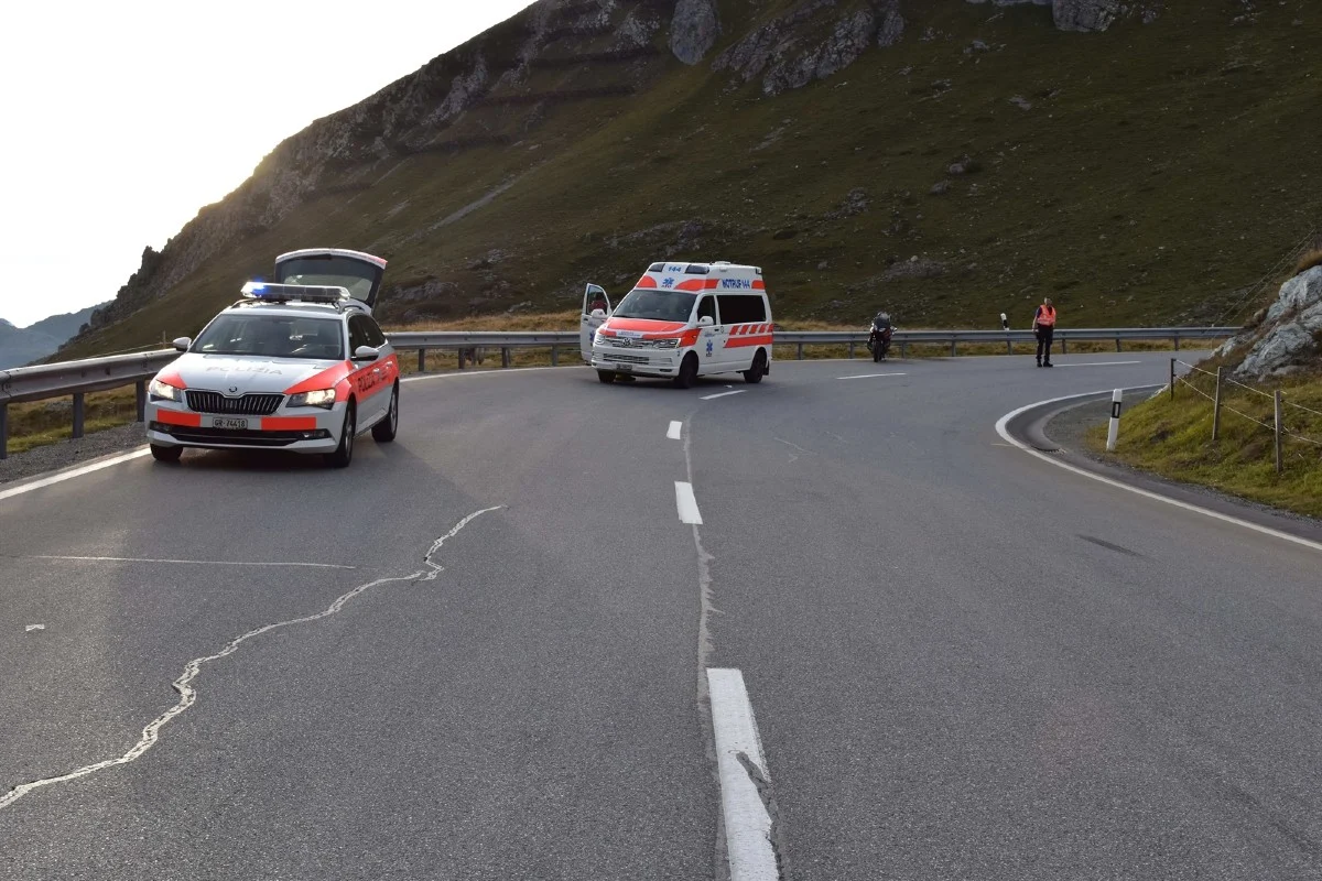 Bivio GR - Motorradlenkerin prallt auf der Julierstrecke in Leitplanke