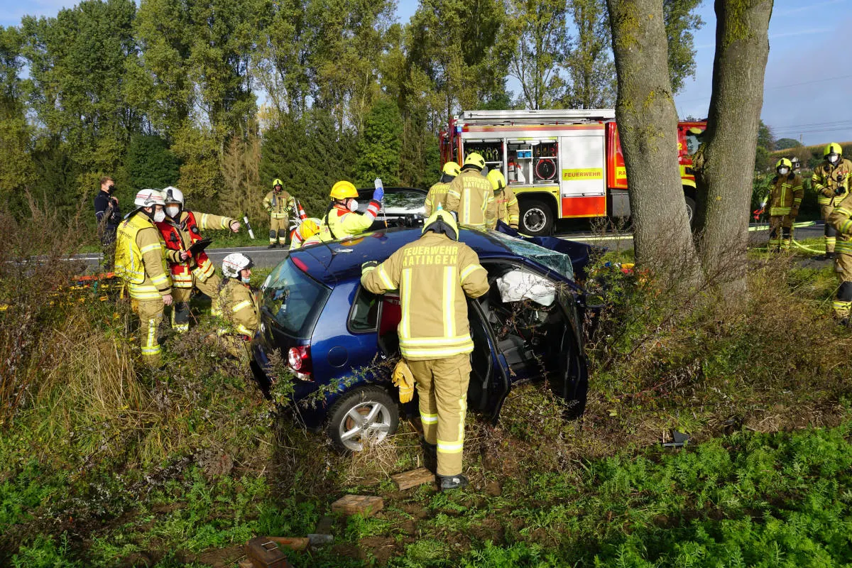 Ratingen-Breitscheid – PKW rast gegen Baum