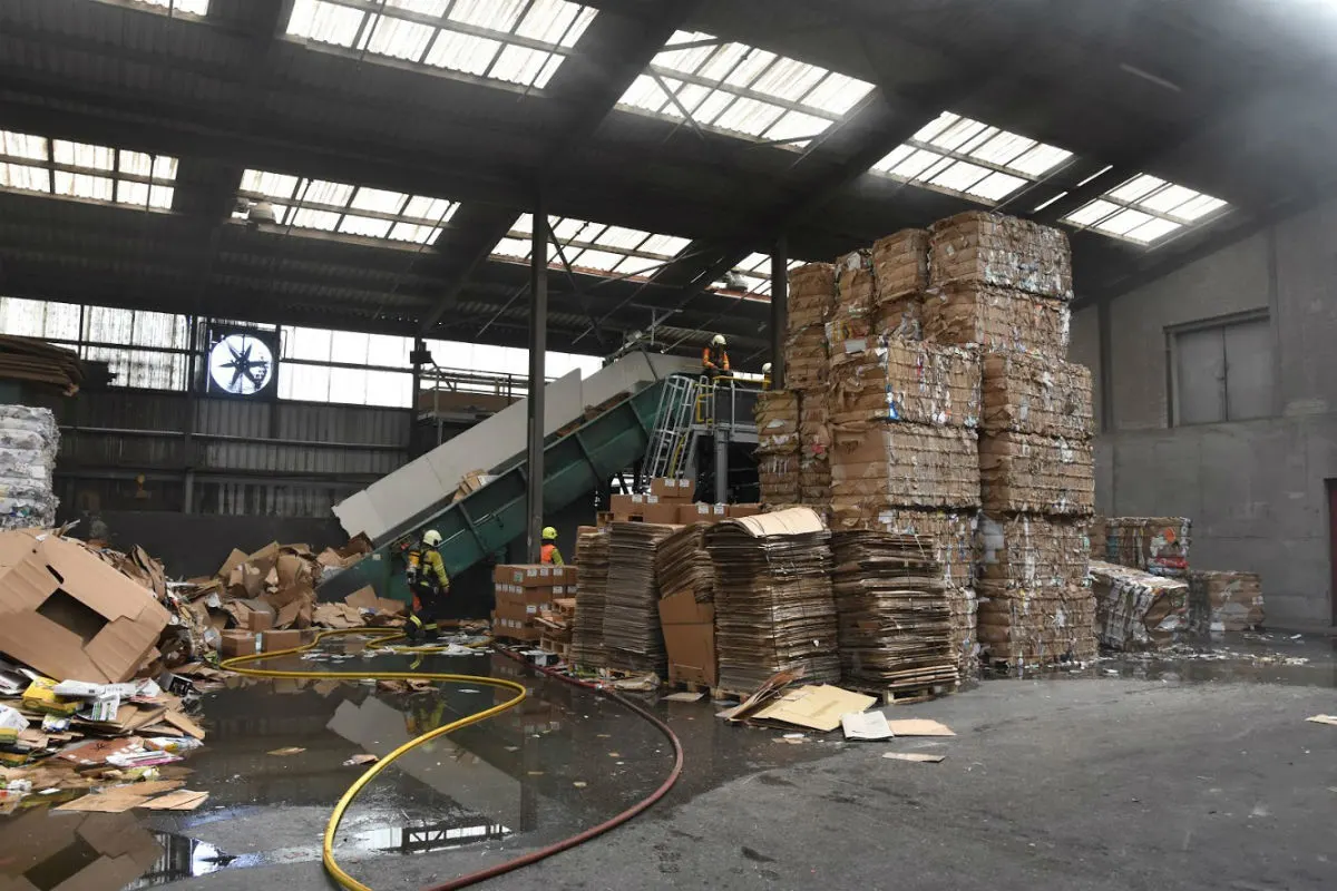 Benken SG - Kartonpresse in Brand geraten