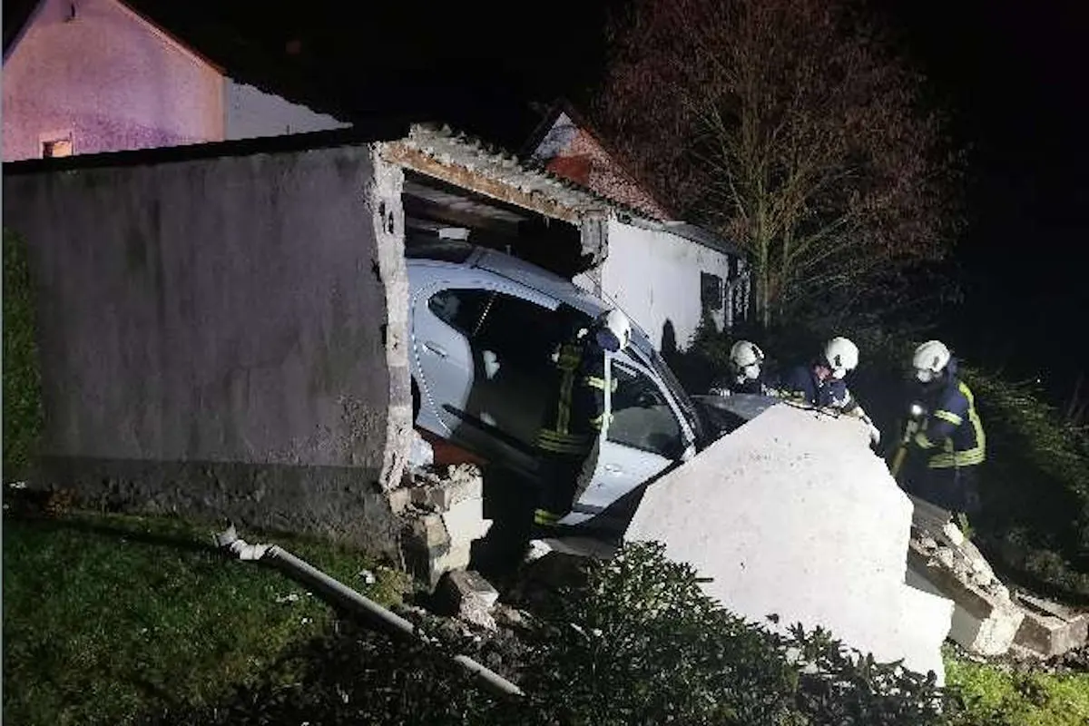 Rinteln – Glück im Unglück Fahrzeug durchbricht Garagenmauer