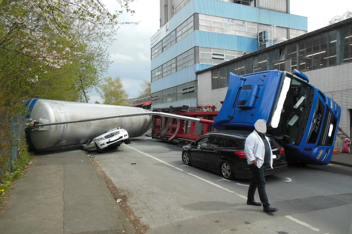 Umgestürzter Silo Zug begräbt Auto unter sich