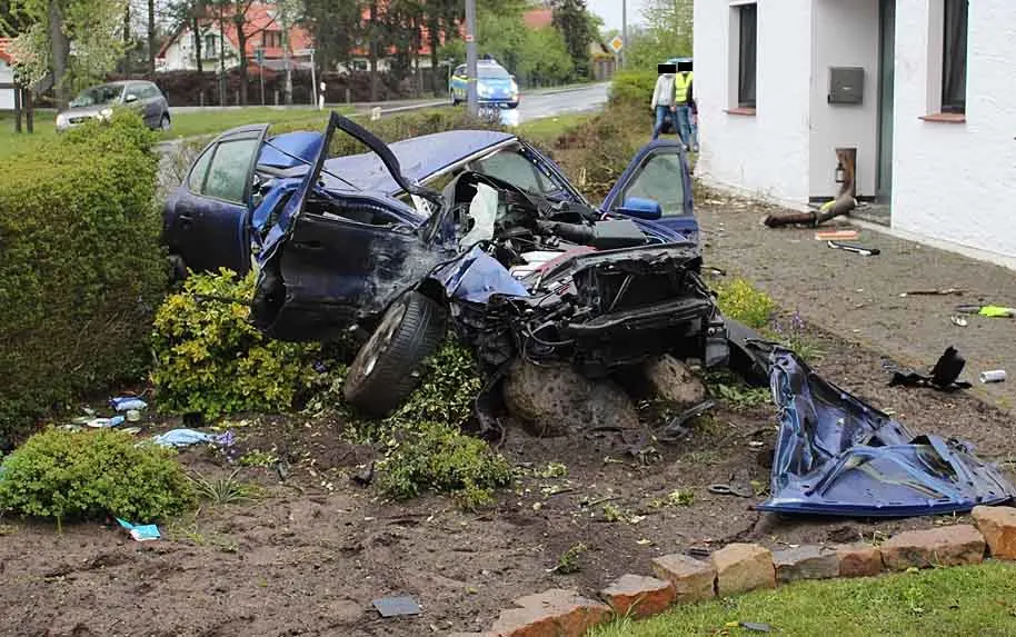 Stemwede - 24-jähriger Alkolenker verliert Kontrolle über Auto