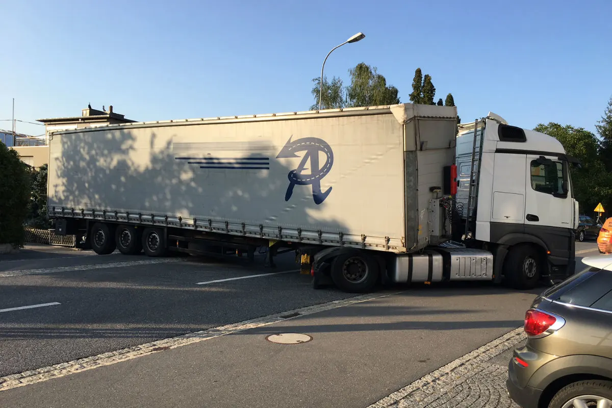 Schaan FL - Sattelschlepper blockiert Strasse
