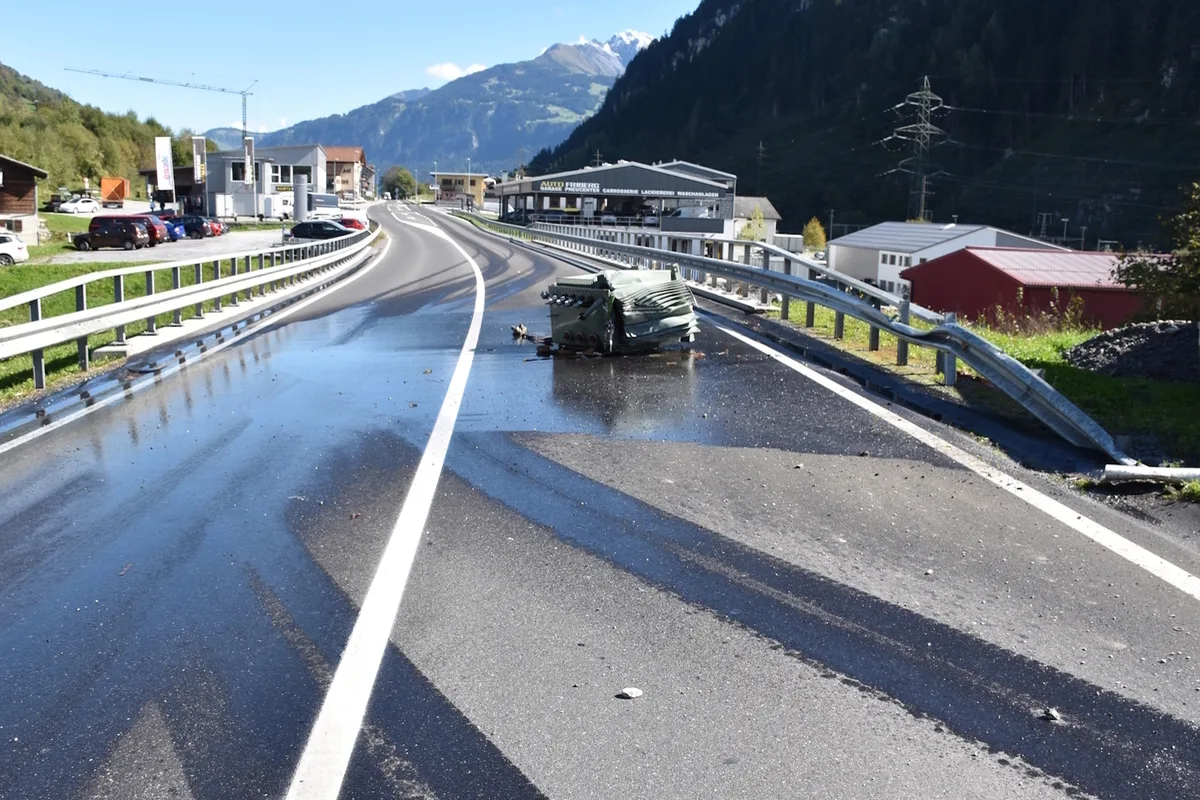 Rueun GR  – Transformator von einer Fahrzeugkombination gefallen