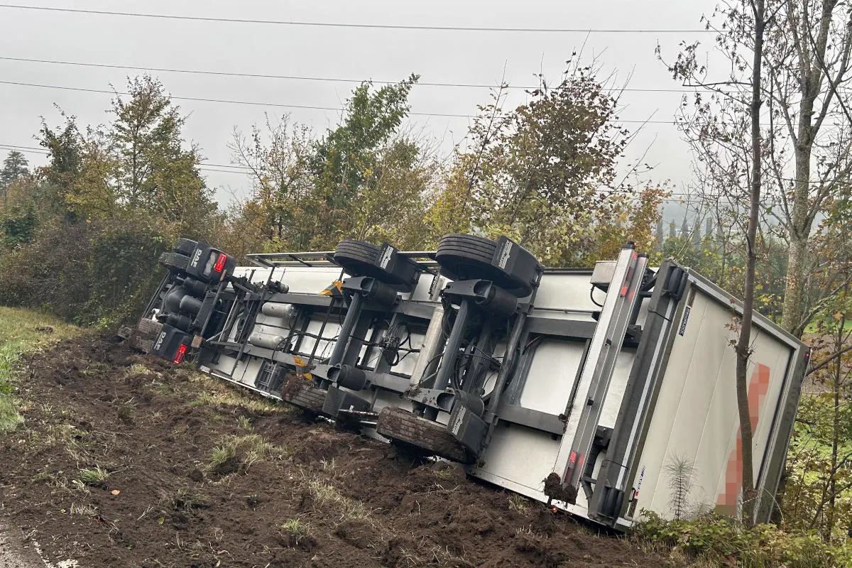 Moosleerau AG – Sattelschlepper kippt um