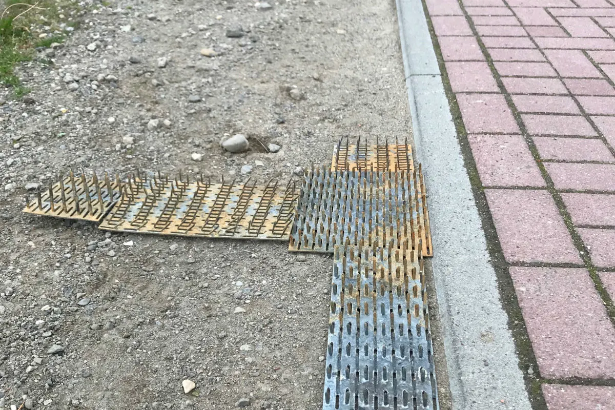 Nagelplatten am Feldwegrand ausgelegt