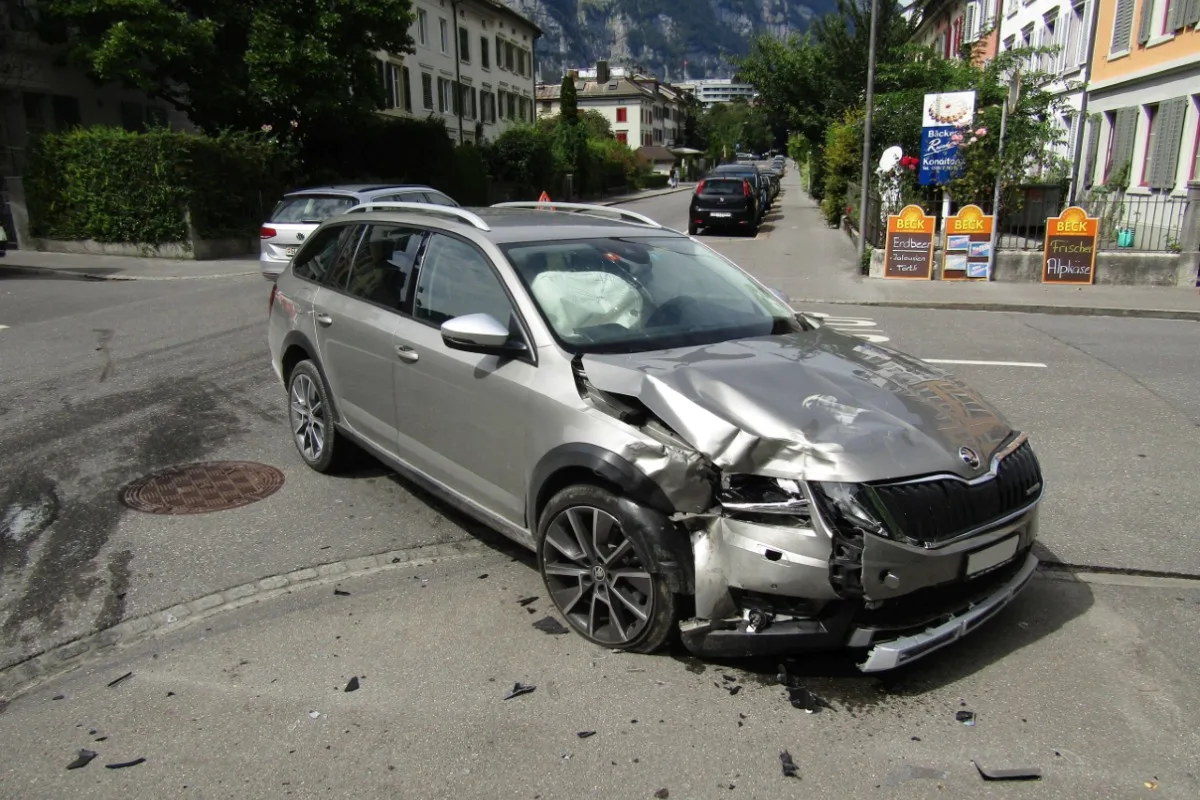 Glarus - Stoppsignal missachtet und Unfall verursacht