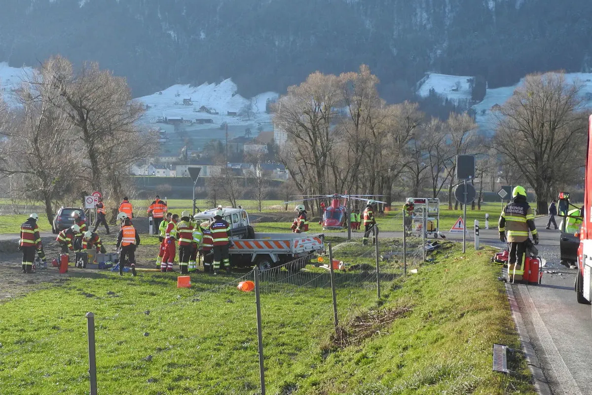 Reichenburg SZ - Zwei Fahrzeuglenker bei Kollision schwer verletzt