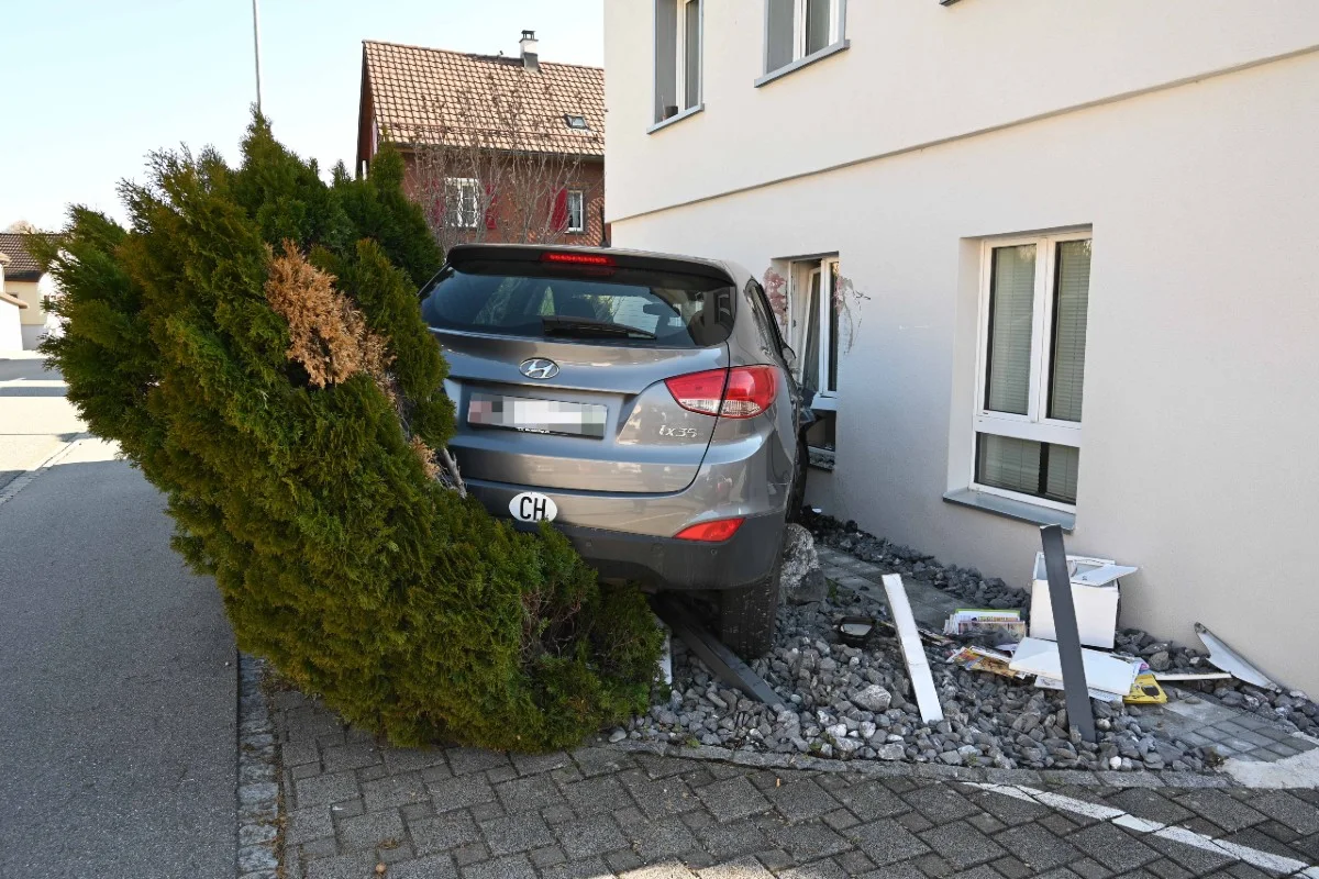  Weite SG - Auto prallt ungebremst in Hauswand
