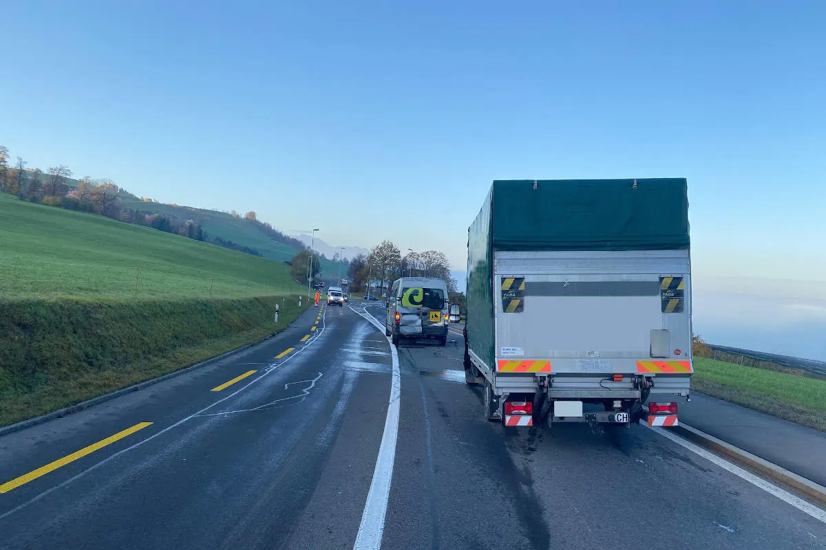 Unfall in Baar ZG – Kurz eingenickt und Kollision mit grossem Sachschaden verursacht