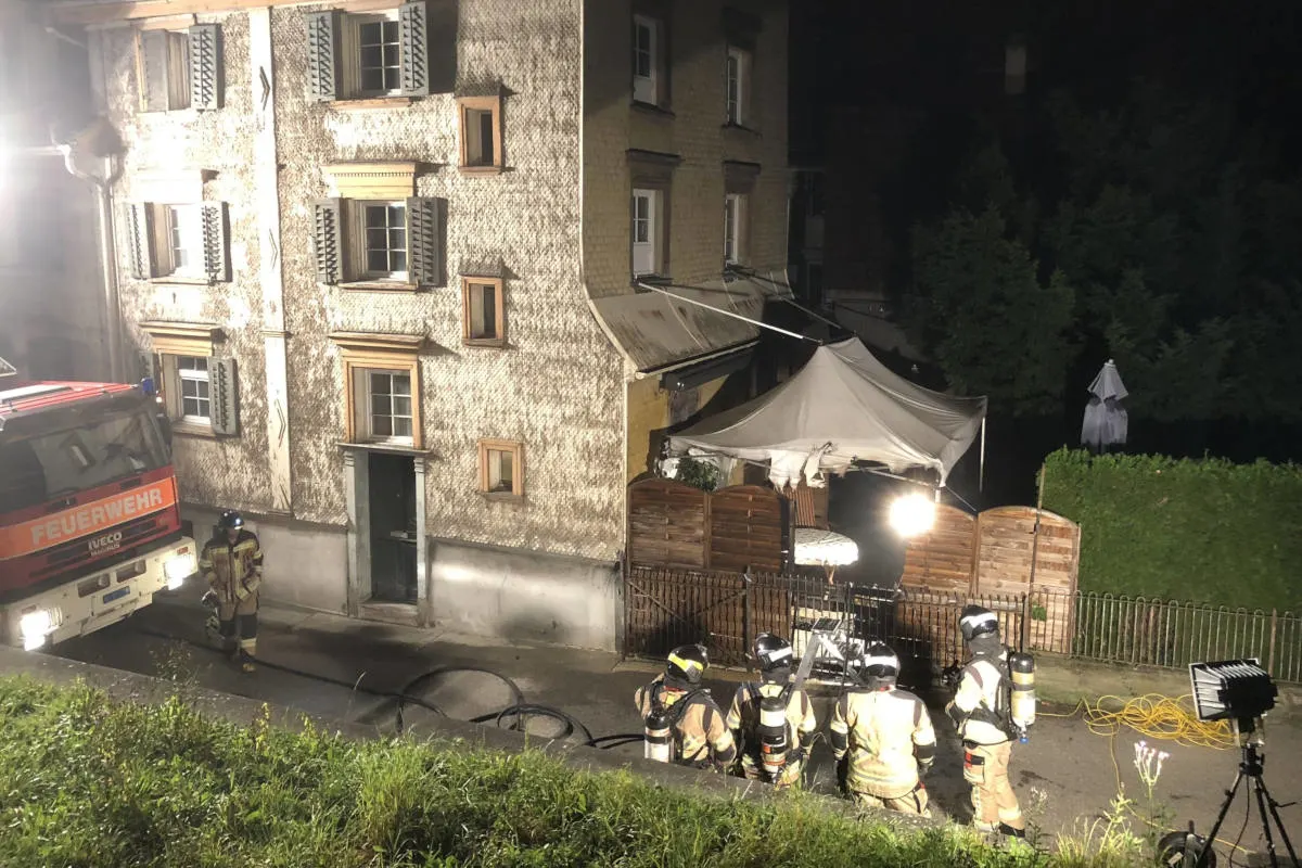 Rheineck SG - Brand einer Sichtschutzwand mit Pavillonzelt