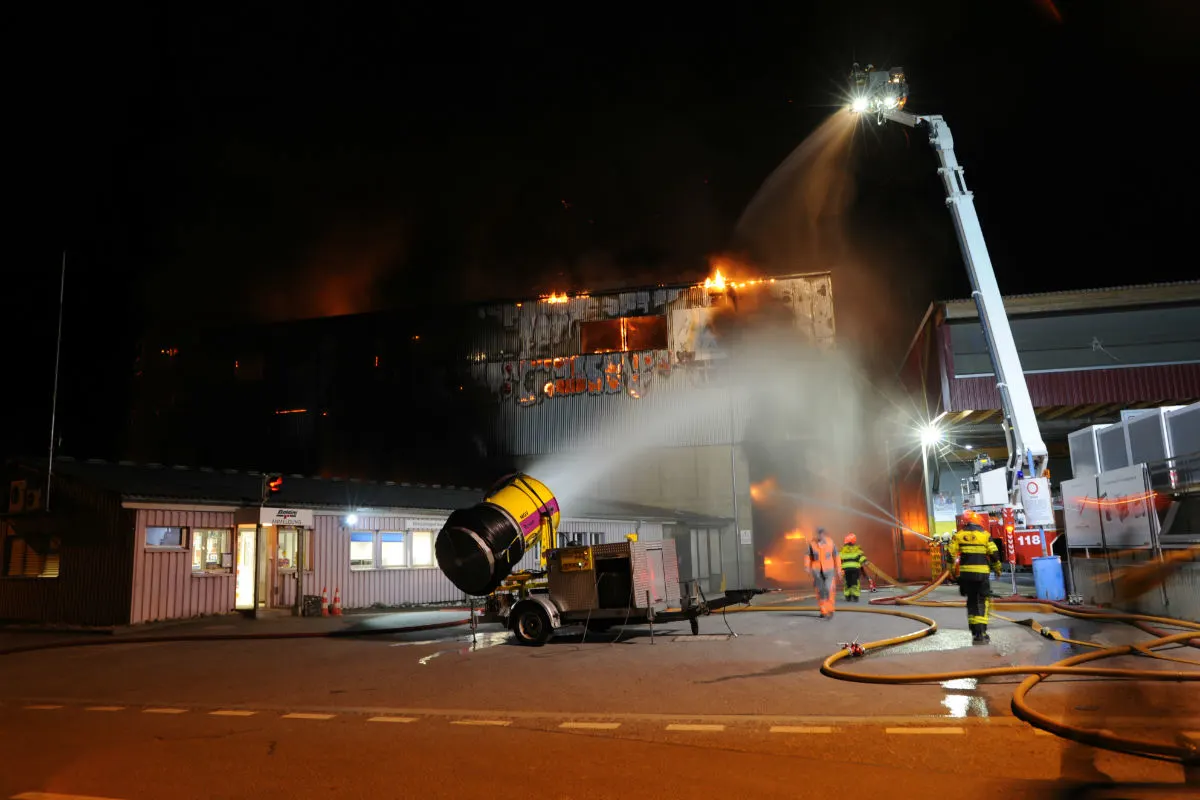 Altdorf UR - Grossbrand in Recyclinghalle - vier Personen verletzt