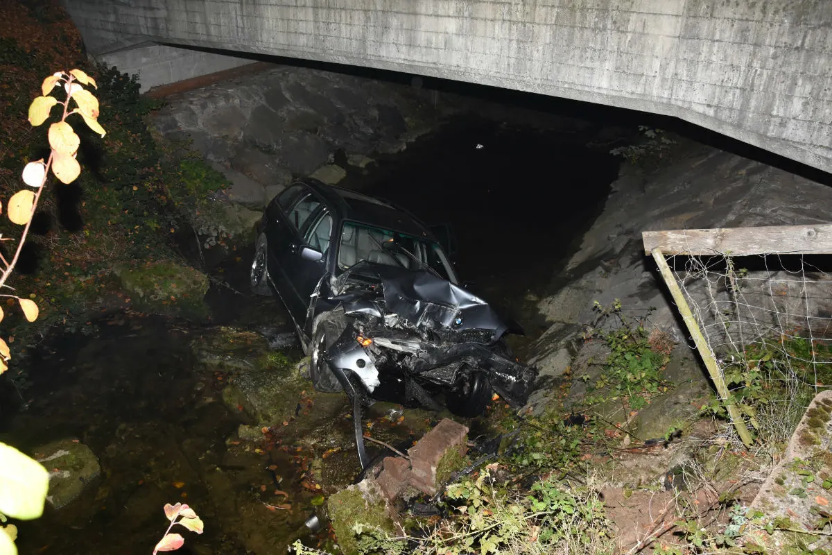 Niederbüren SG - Auto nach Selbstunfall im Bach – verletzt und betrunken