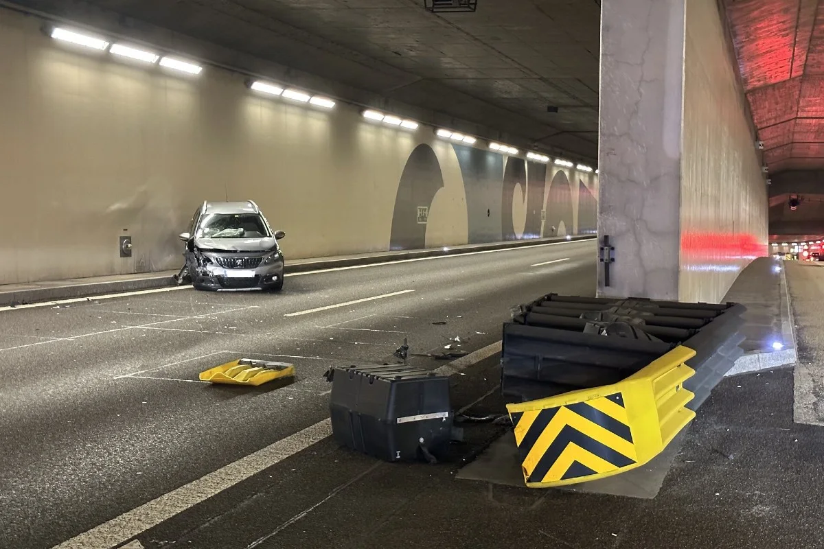 Basel - Beim Unfall im St. Johann-Tunnel mit Anpralldämpfer kollidiert und weggeschleudert