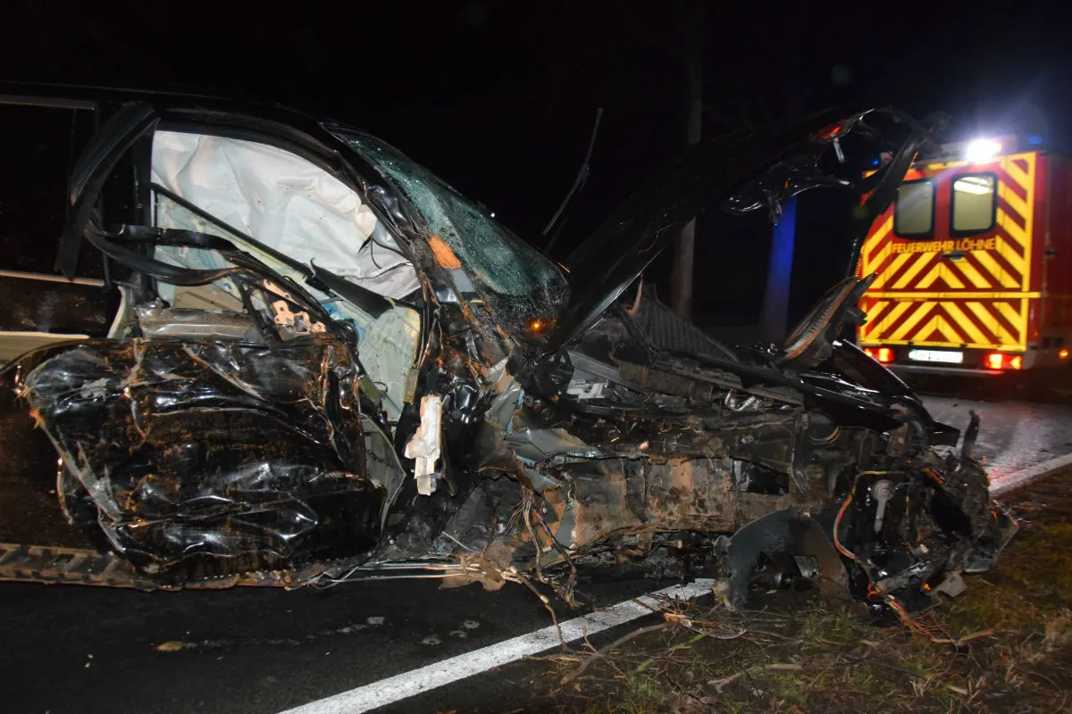 SUV prallt gegen zwei Bäume - Unfallverursacher war alkoholisiert