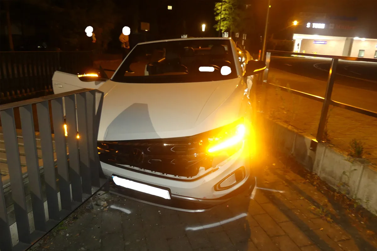 Gummersbach NW – Autofahrer kollidiert mit Geländer