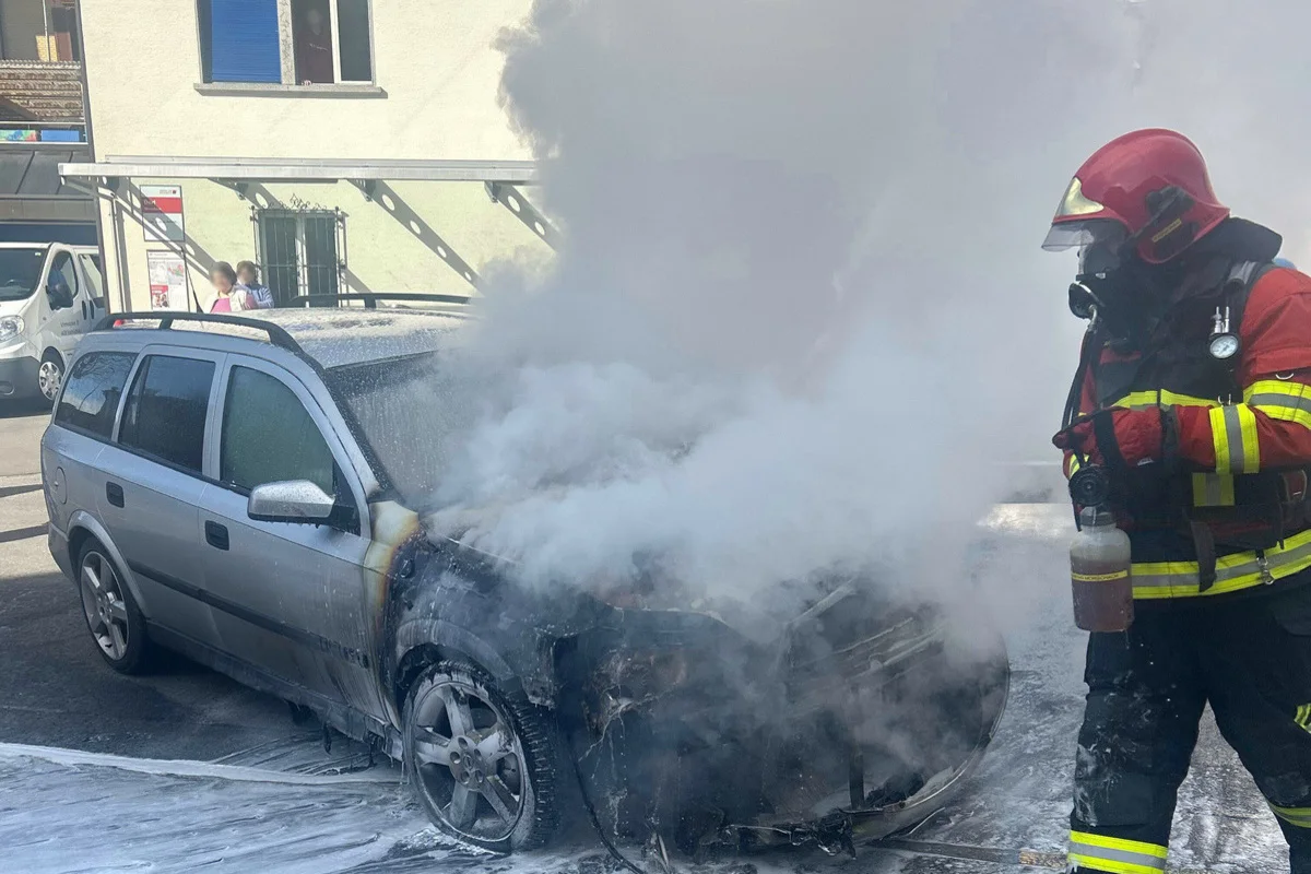 Morschach SZ – Auto fängt während der Fahrt Feuer