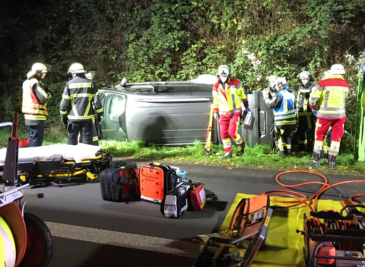 A43 Bochum – Feuerwehr rettet schwer verletzten Fahrer aus seinem PKW