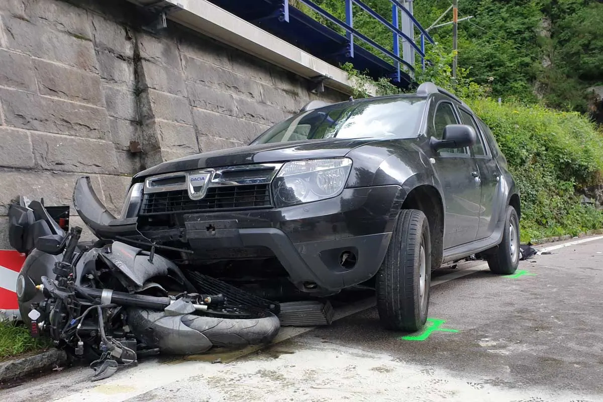 St.Pölten - Junger Biker stürzte in Kurve und schlitterte unter Pkw