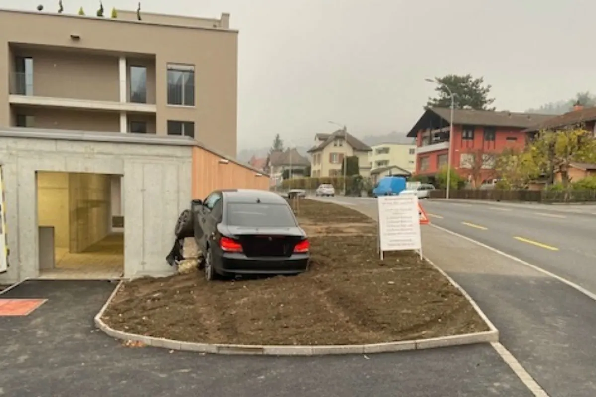 Holderbank AG - BMW-Neulenker fährt in Nissan und danach in Fassade