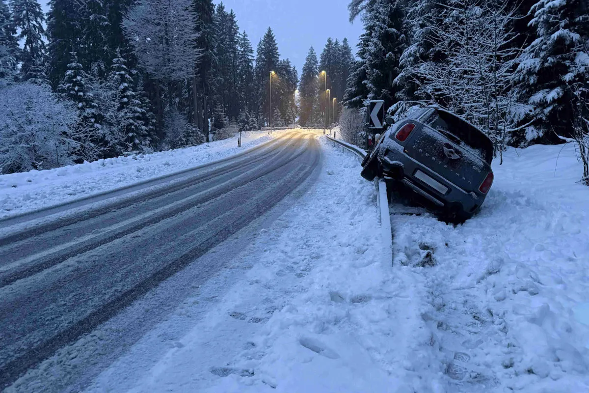 Teufen AR – Auto landet nach Unfall auf Leitplanke