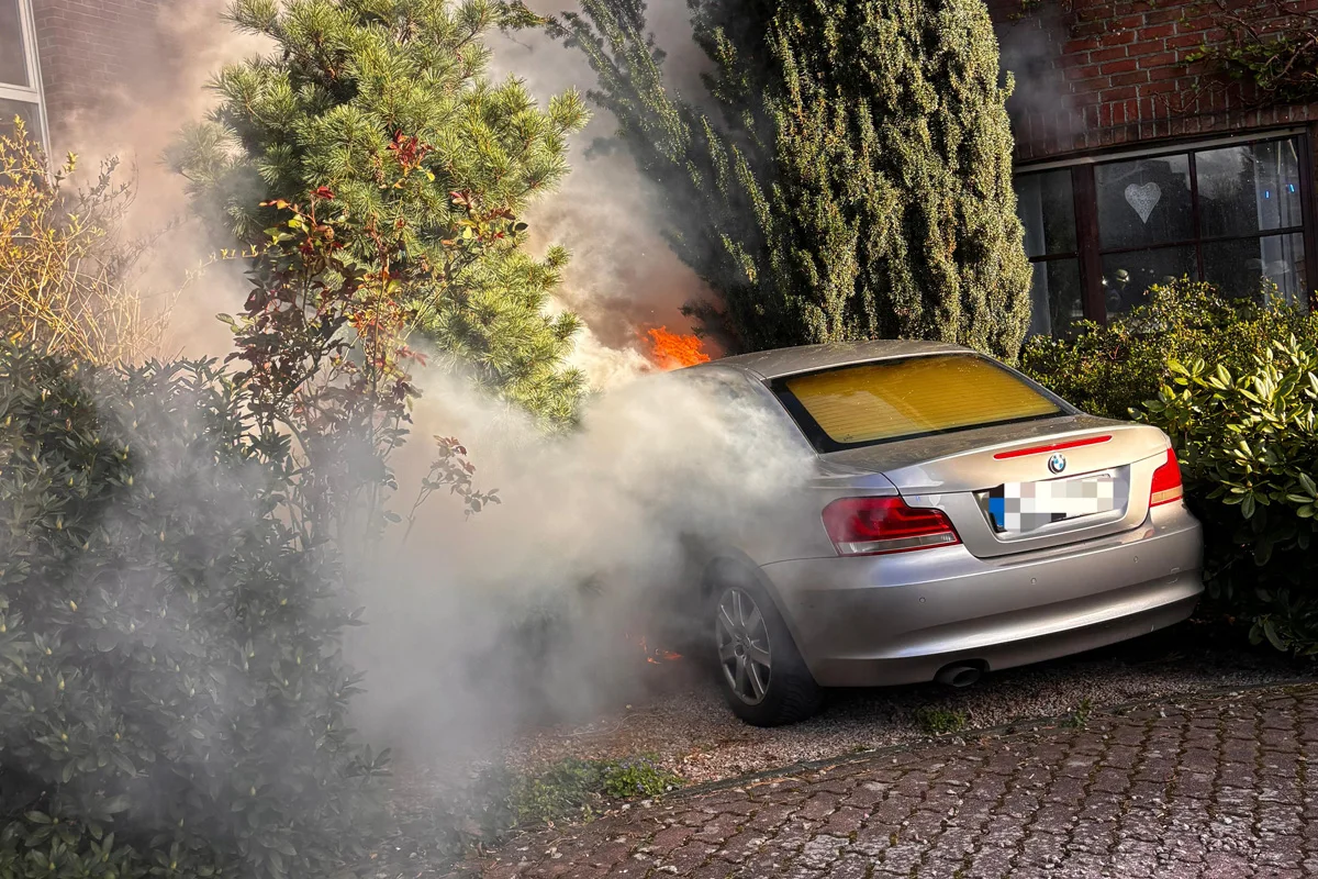 Schermbeck – Auto brennt nahe Gebäude