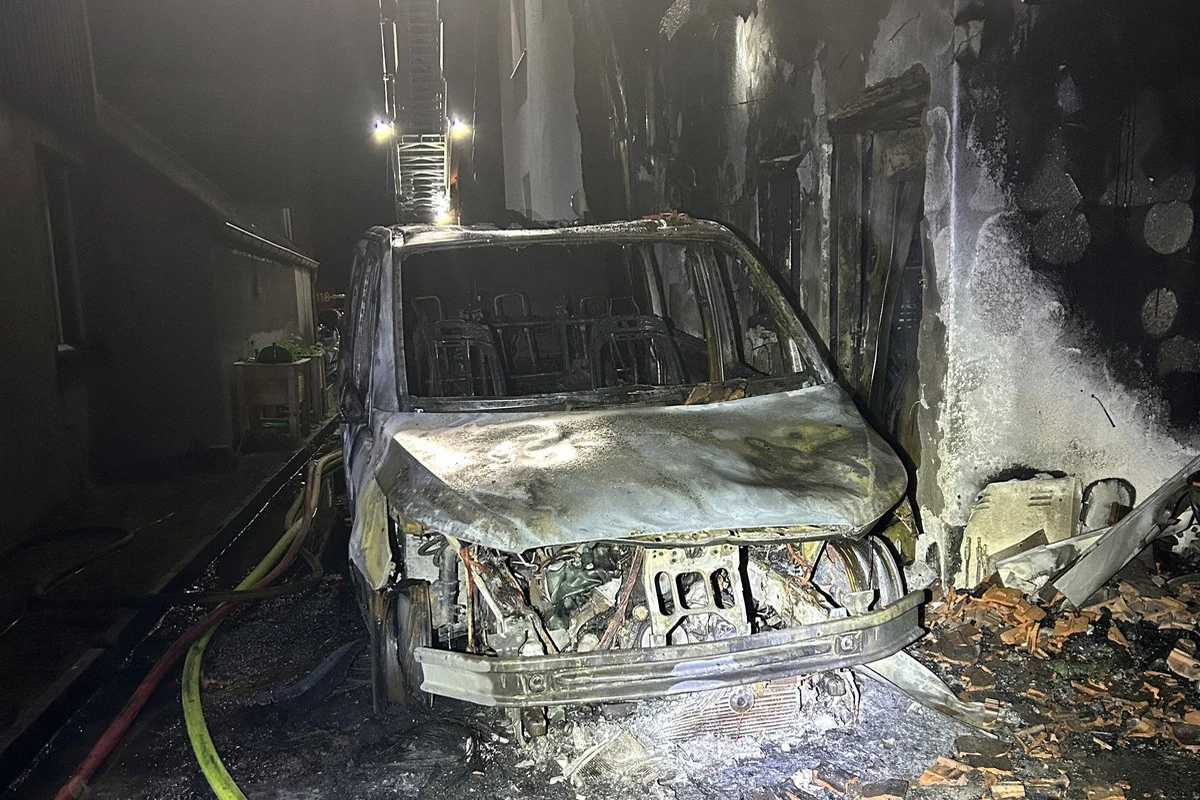 Villnachern AG - Auto vollständig ausgebrannt - Flammen greifen auf Haus über