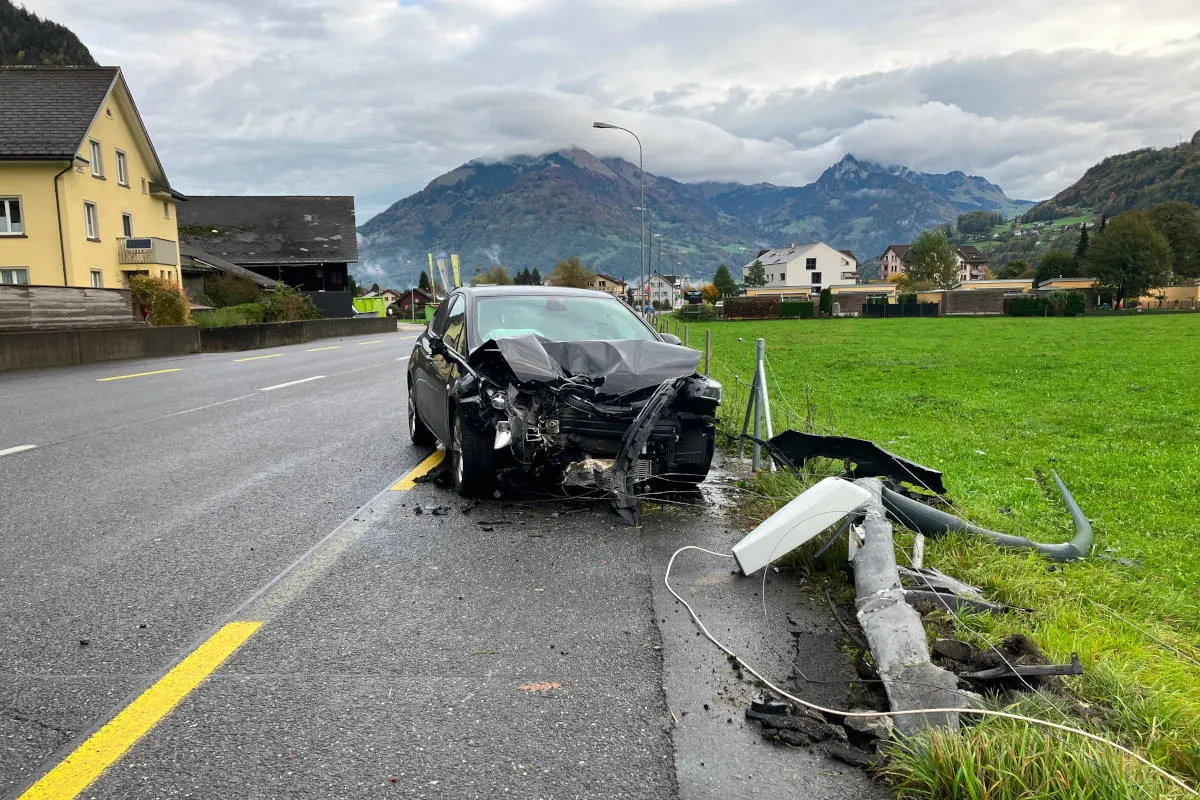 Näfels GL – Während Sekundenschlafs in Strassenzaun gekracht
