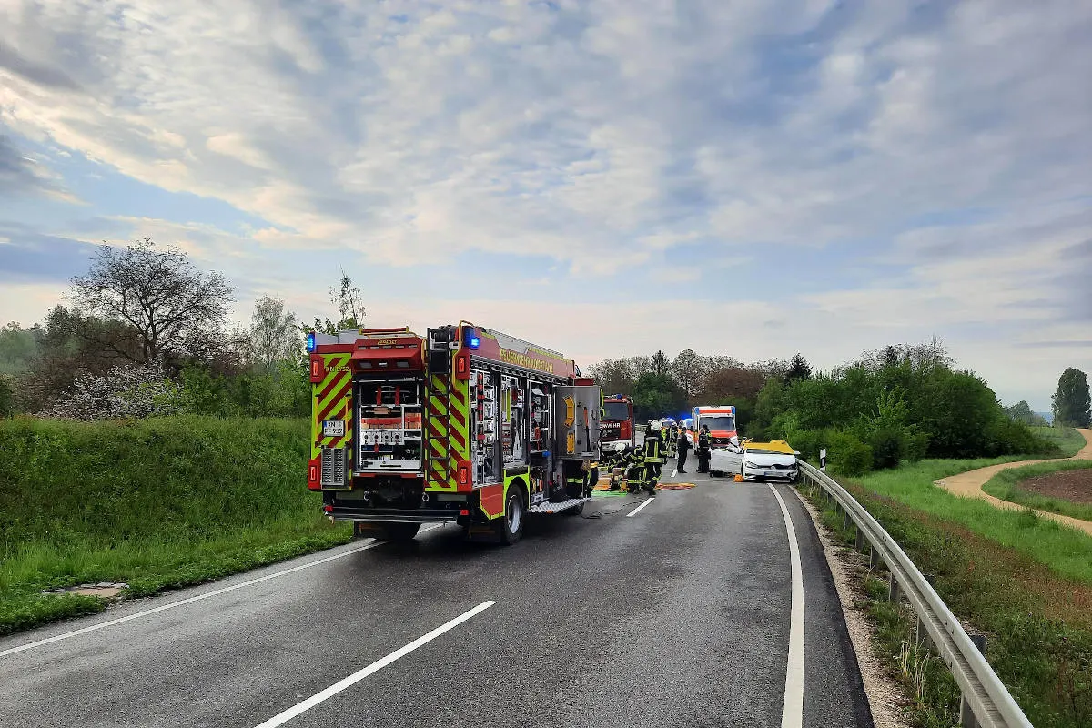 Konstanz – Person nach Unfall im Fahrzeug eingeschlossen