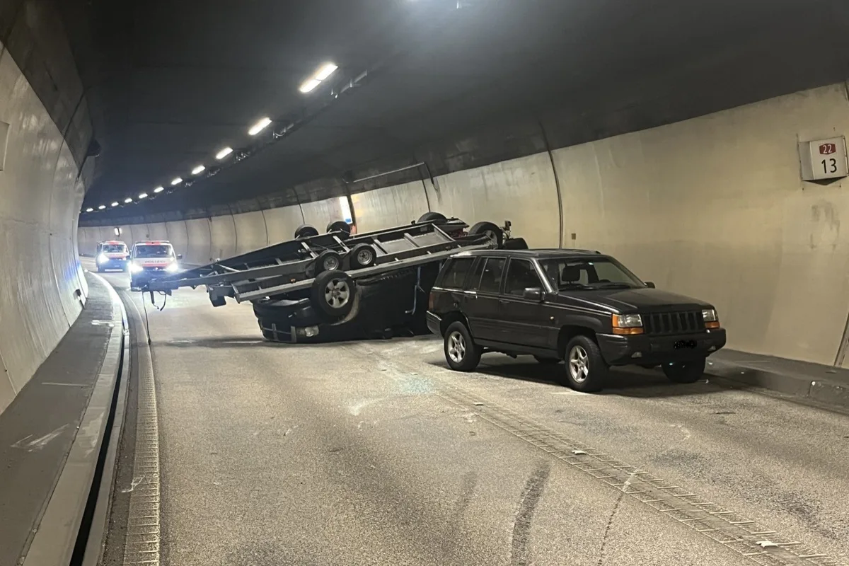 Chienbergtunnel/A22 BL - Auto mit Anhänger verunfallt