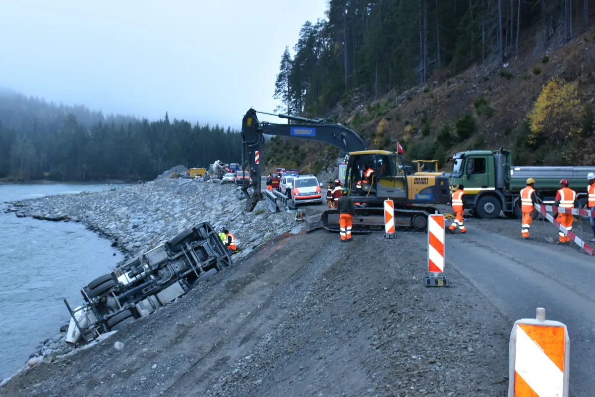 Martina GR - Betonmischer umgekippt – Chauffeur eingeklemmt