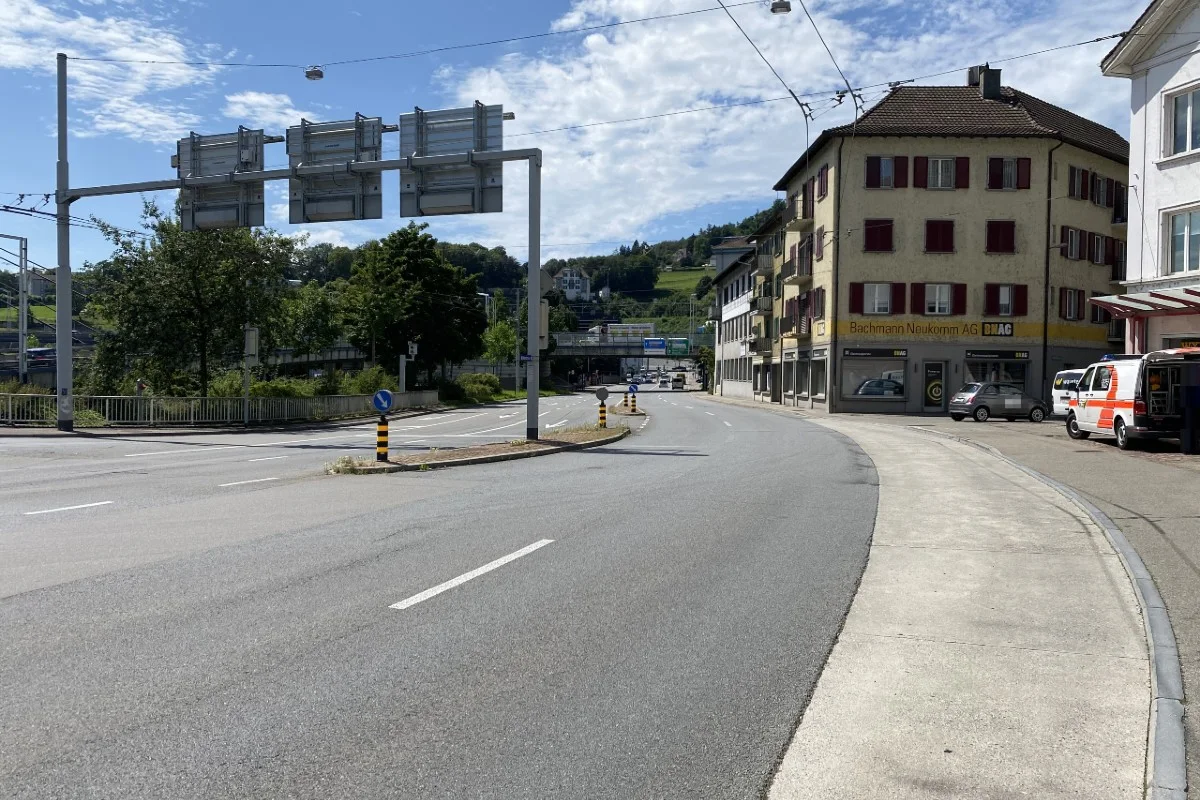Stadt Schaffhausen - Unfall nach Überholmanöver - Verursacherfahrzeug haut ab!