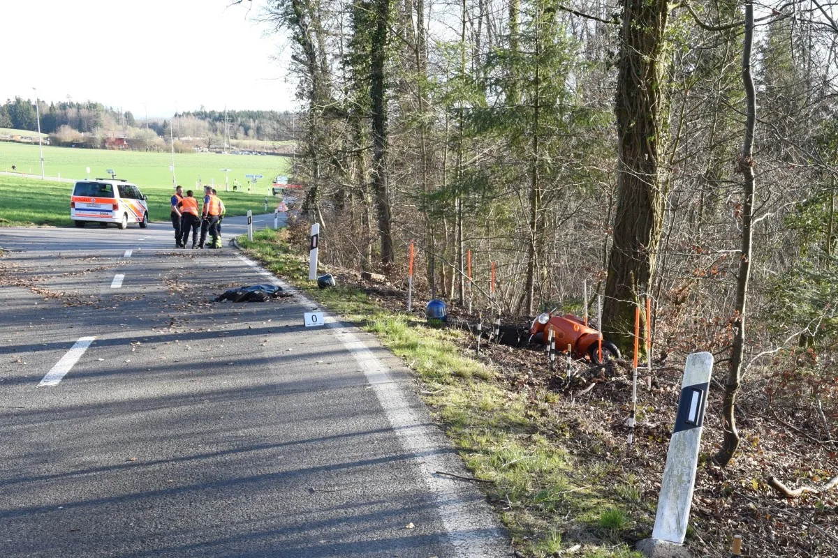 [Update] Uster ZH - Vater und Sohn verunfallen mit der Vespa – Vater verstorben