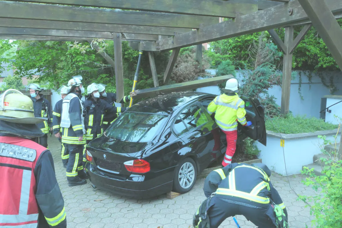 Dortmund – PKW brachte Carport zum Teileinsturz