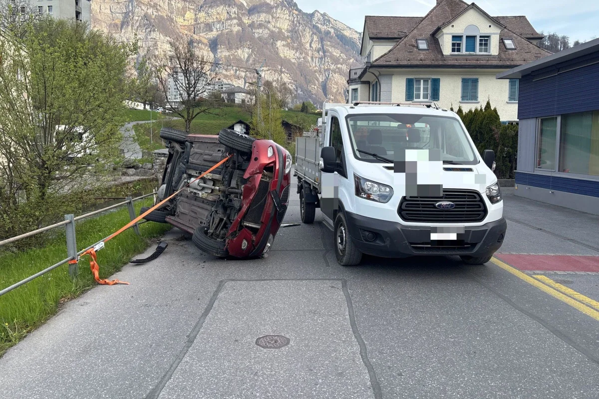 Glarus – Spektakulärer Unfall verläuft glimpflich