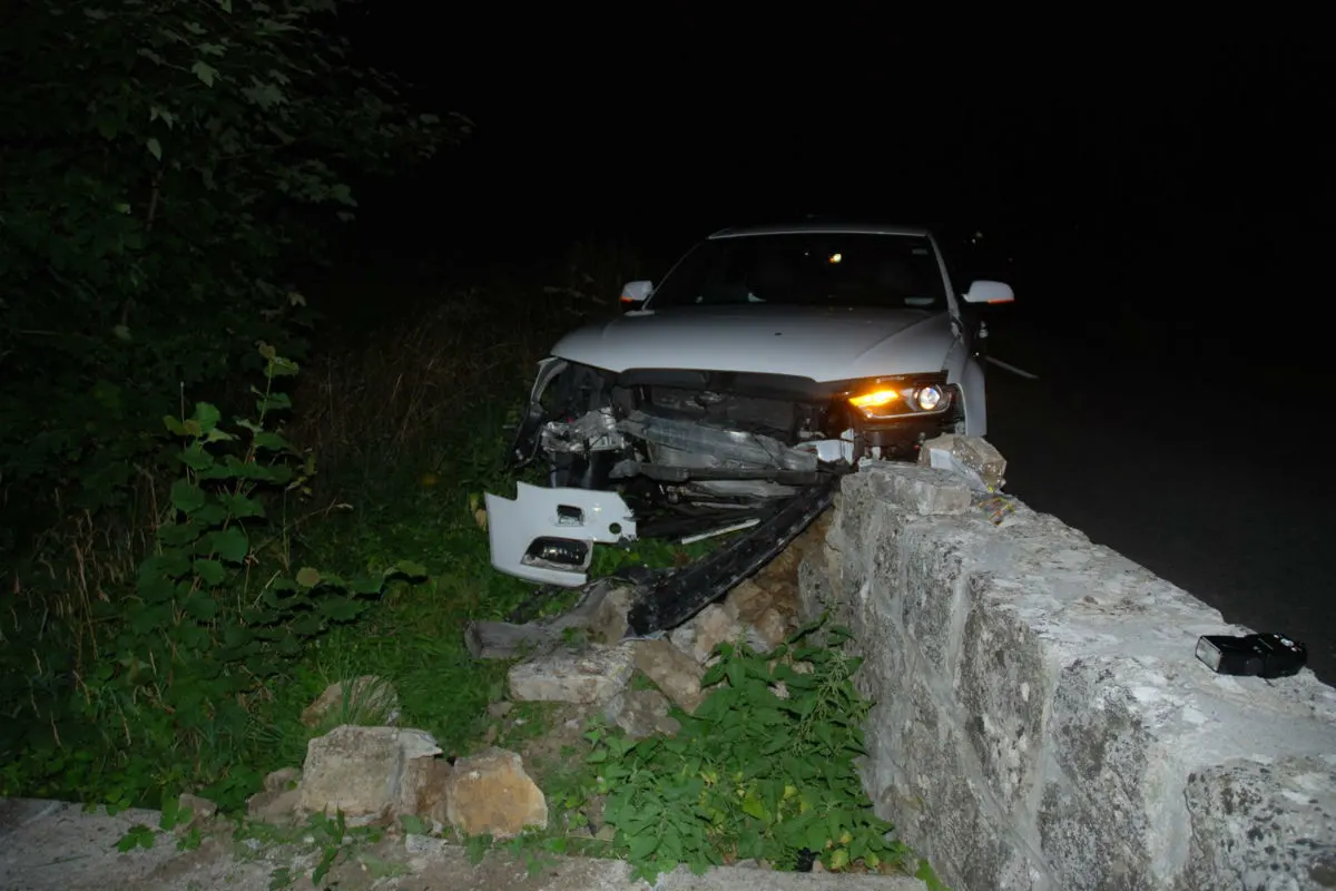 Büsserach SO - Auto kollidiert mit Steinmauer - Zeugenaufruf